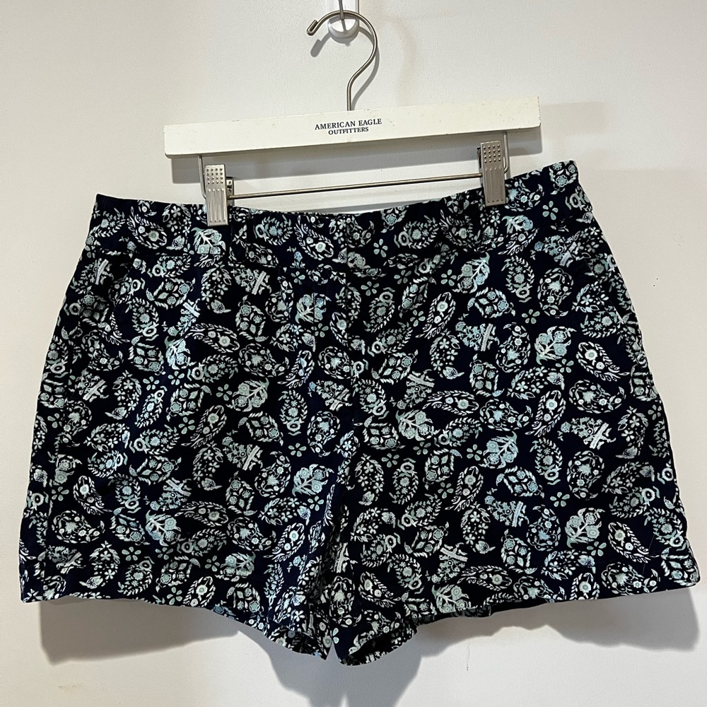 🛍️ LOFT Women's Floral Shorts - Navy and White
